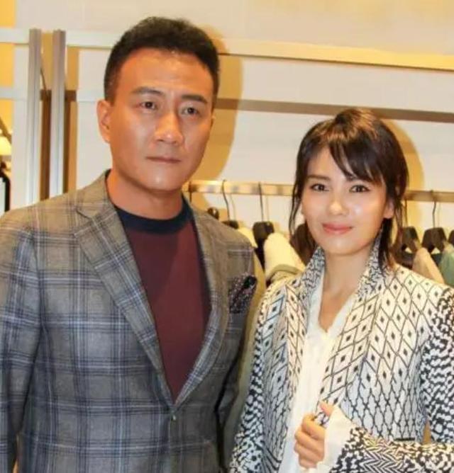 闻缠身的胡军终于走上了另一条“上坡路”新