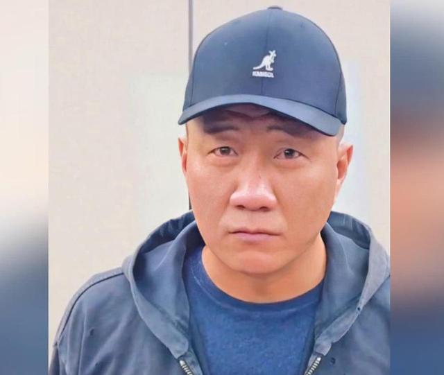 闻缠身的胡军终于走上了另一条“上坡路”新葡京娱乐场app刘涛也没想到57岁丑(图3)