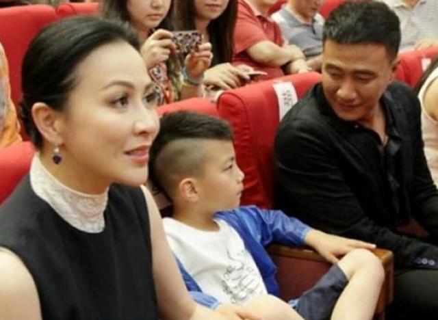 闻缠身的胡军终于走上了另一条“上坡路”新葡京娱乐场app刘涛也没想到57岁丑(图4)