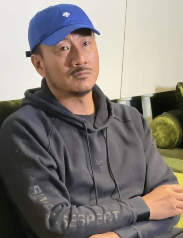 闻缠身的胡军终于走上了另一条“上坡路”新葡京娱乐场app刘涛也没想到57岁丑(图6)