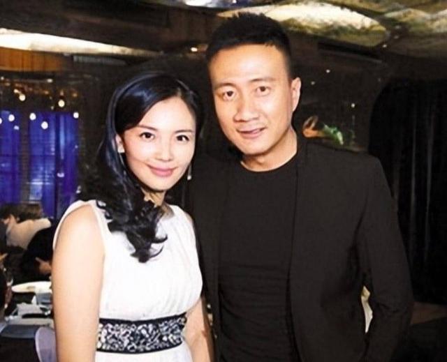 闻缠身的胡军终于走上了另一条“上坡路”新葡京娱乐场app刘涛也没想到57岁丑(图5)