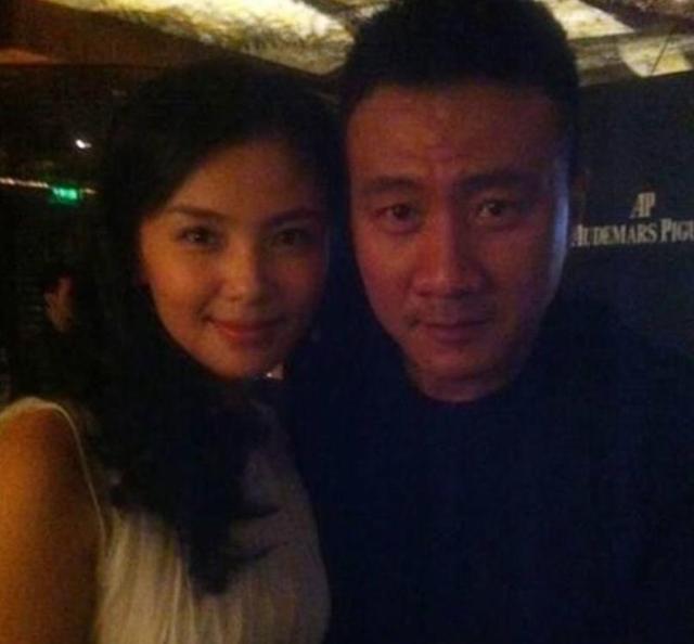 闻缠身的胡军终于走上了另一条“上坡路”新葡京娱乐场app刘涛也没想到57岁丑(图7)