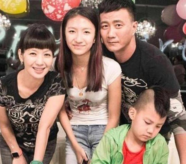 闻缠身的胡军终于走上了另一条“上坡路”新葡京娱乐场app刘涛也没想到57岁丑(图8)