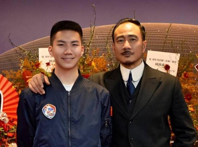 闻缠身的胡军终于走上了另一条“上坡路”新葡京娱乐场app刘涛也没想到57岁丑(图11)